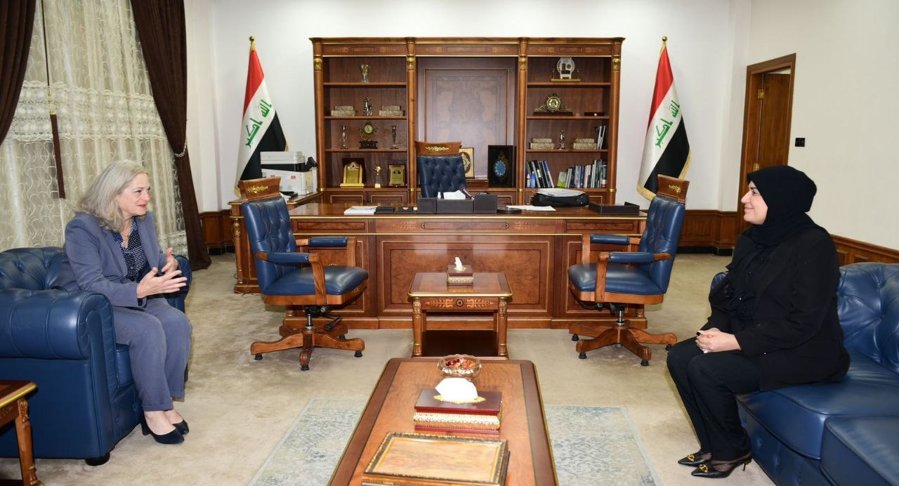 وزير المالية تبحث مع السفيرة الأمريكية لدى بغداد "مسارات الشراكة التنموية"