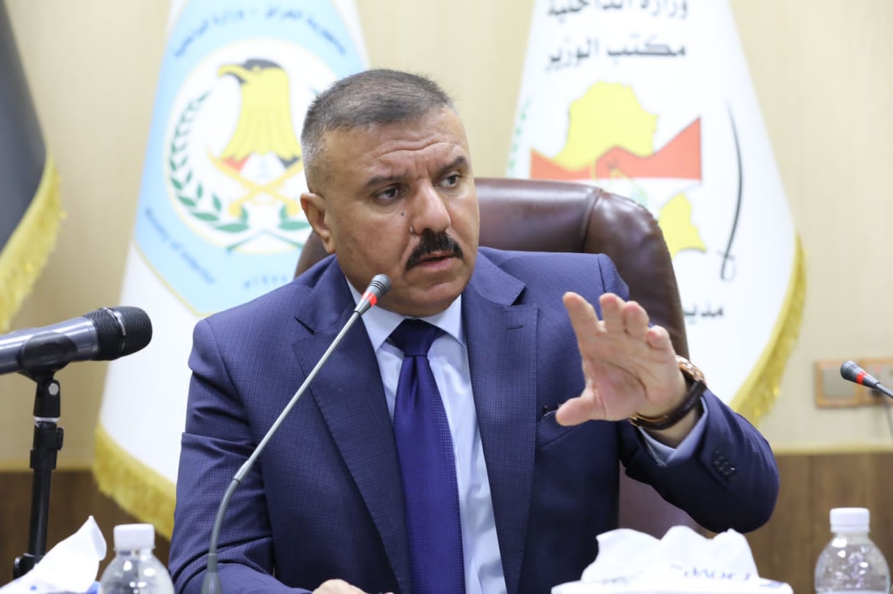 وزير الداخلية لشيوخ العشائر: من يتعرض للضباط والمنتسبين أثناء الواجب فأنا خصمه