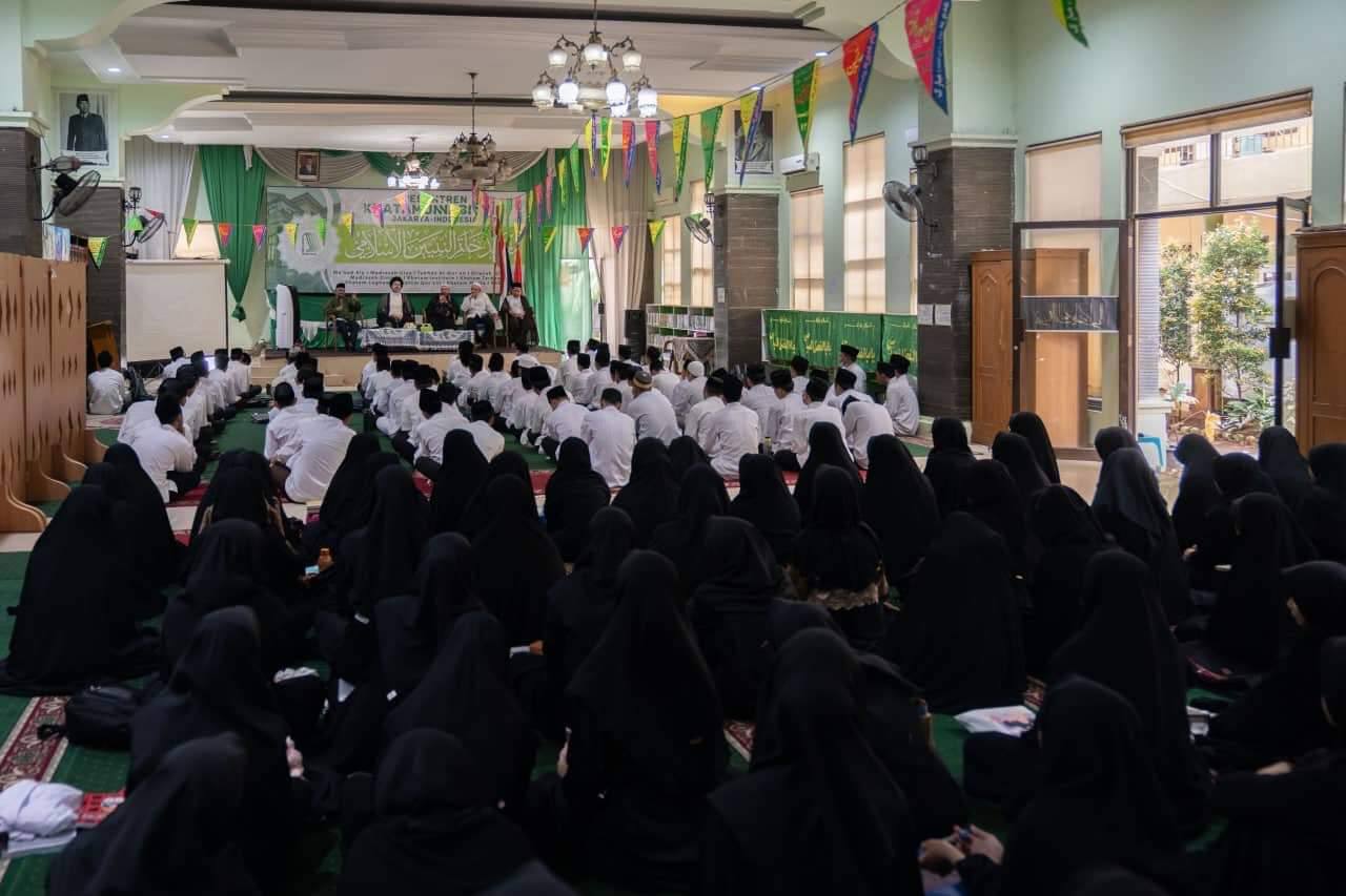 وفد العتبة الحسينية يزور العشرات من طلبة الحوزات والمعاهد الإسلامية في إندونيسيا (صور)