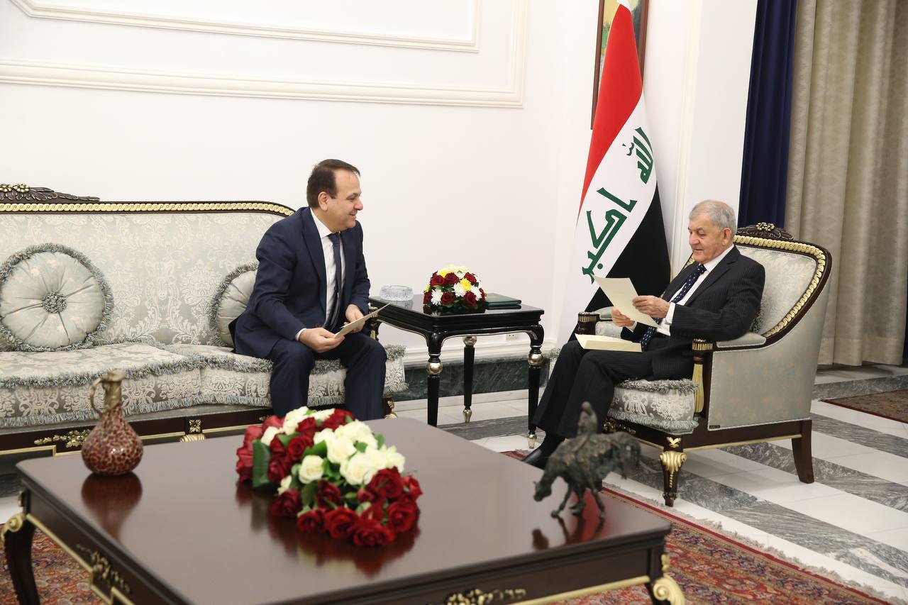 رئيس الجمهورية يتلقى رسالتين من رئيسي الحكومة والبرلمان اللبنانيين