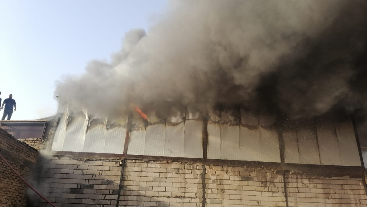 النجف.. حريق في حي الصناعي وخمسة فرق إطفاء تحاصر النيران (فيديو)