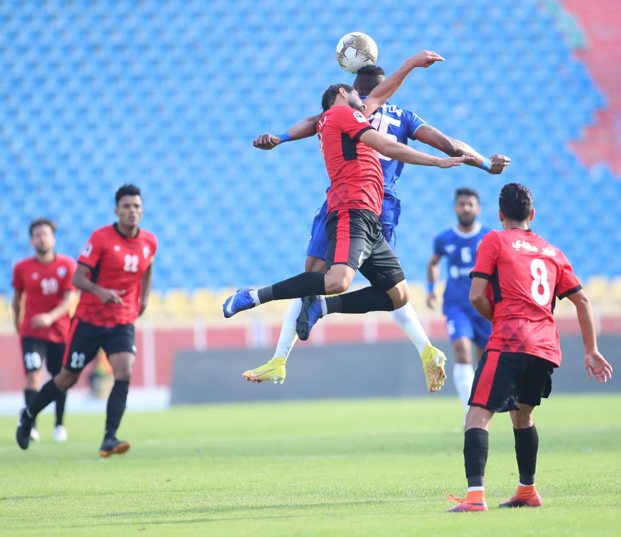 الصقور تهزم الديوانية وتحافظ على الصدارة في ممتاز الكرة