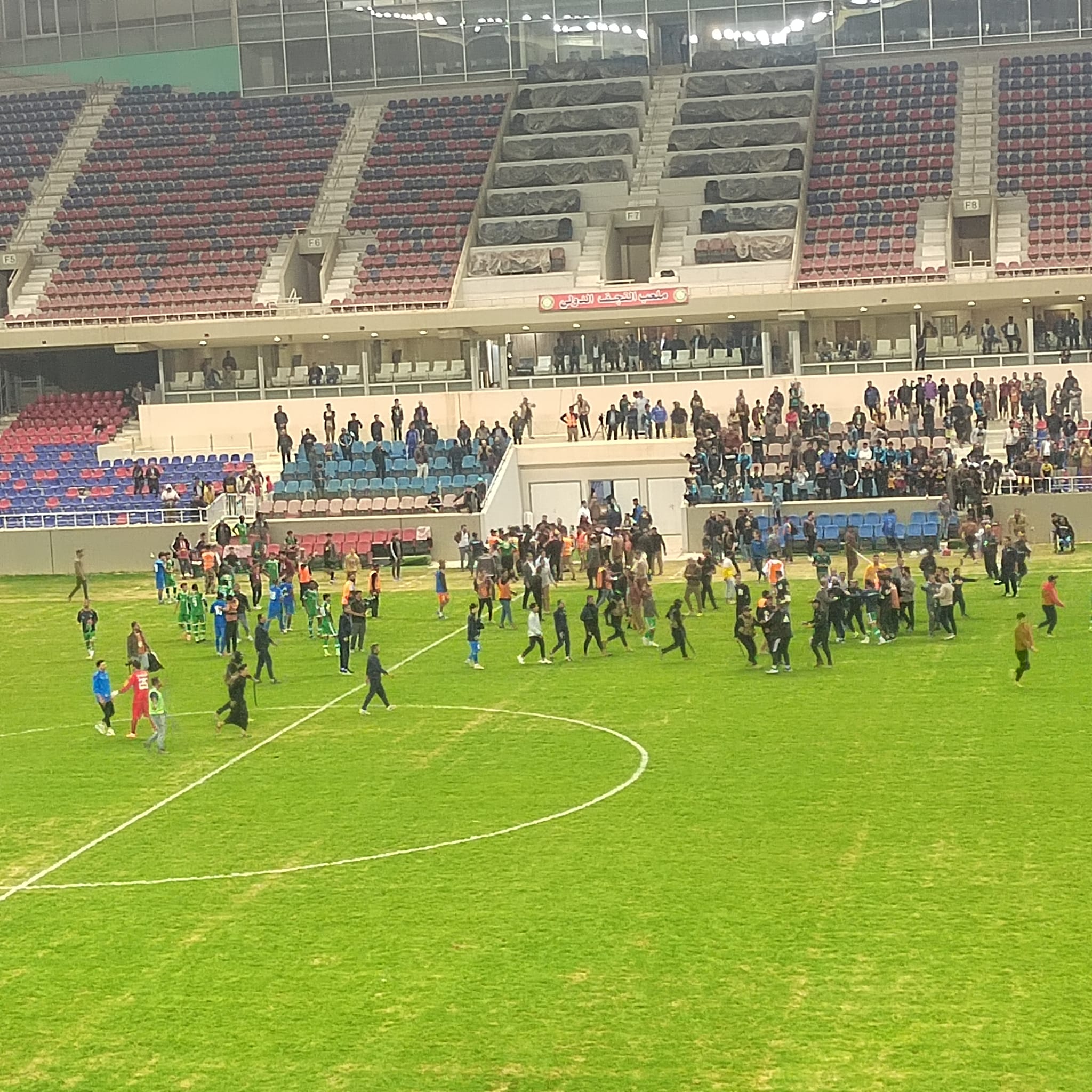 ملعب النجف الدولي .. احداث شغب عقب انتهاء مباراة نادي كربلاء والنجف (فيديو)