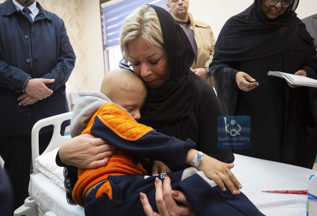 عندما بكت بلاسخارت بين اطفال مرضى السرطان في كربلاء.. الانسانية تجاوزت البروتوكلات (صور)