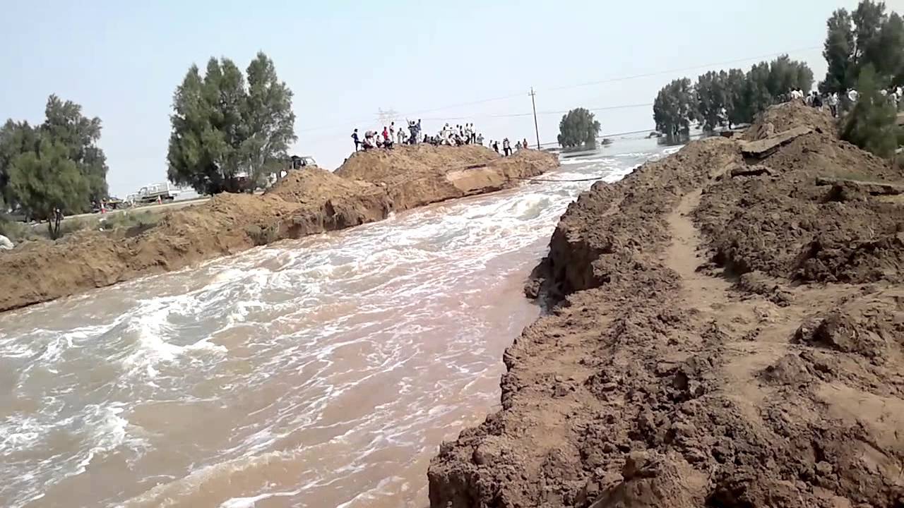 تدفق السيول في وديان صحراء كربلاء (فيديو)