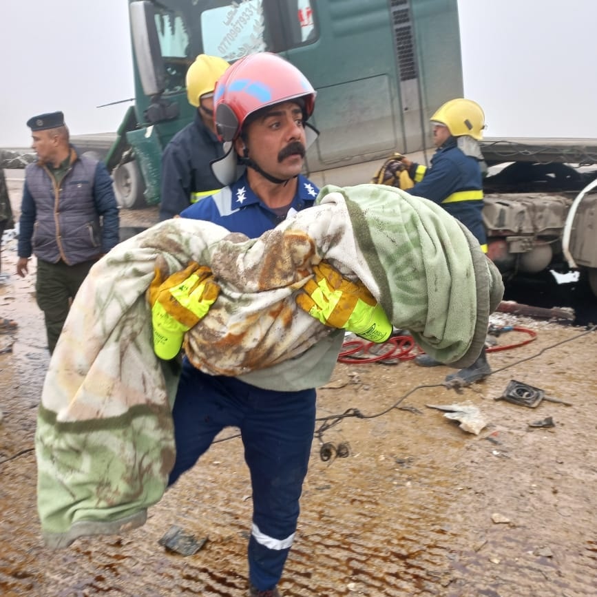 انتشال جثة أم وطفلها من حادث مروري "مأساوي" في ديالى (صور)