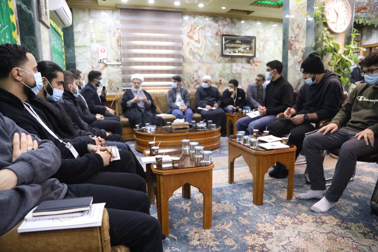 زار مرقد الإمام الحسين (ع)..  ممثل المرجع السيستاني يلتقي وفداً طلابياً من اميركا واوروبا (صور)