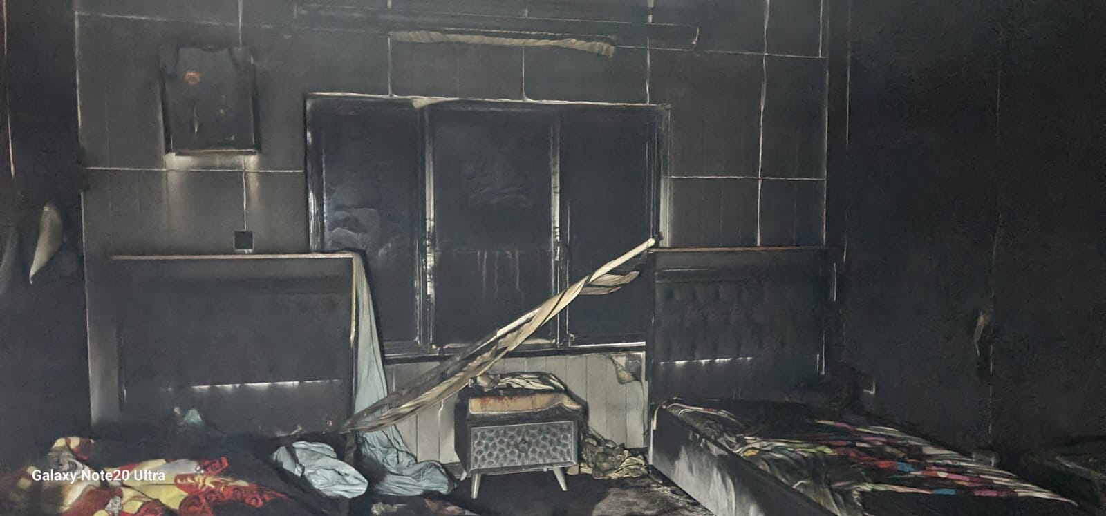 حادث مأساوي.. انقاذ أب وأم وانتشال جثث 3 أطفال نتيجة حريق منزلهم في بغداد (صور)