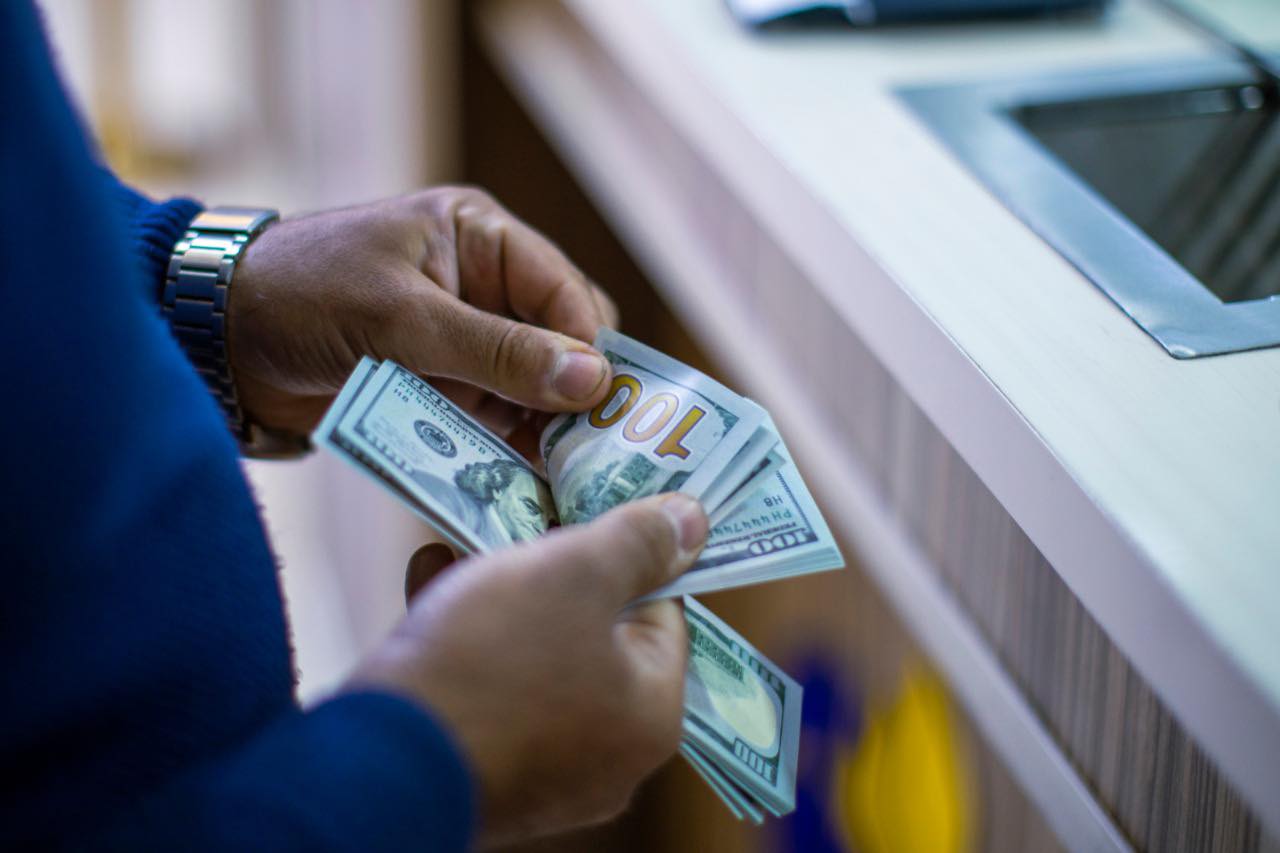 الدينار يواصل نزيفه امام الدولار.. ارتفاع اسعار الصرف في العراق