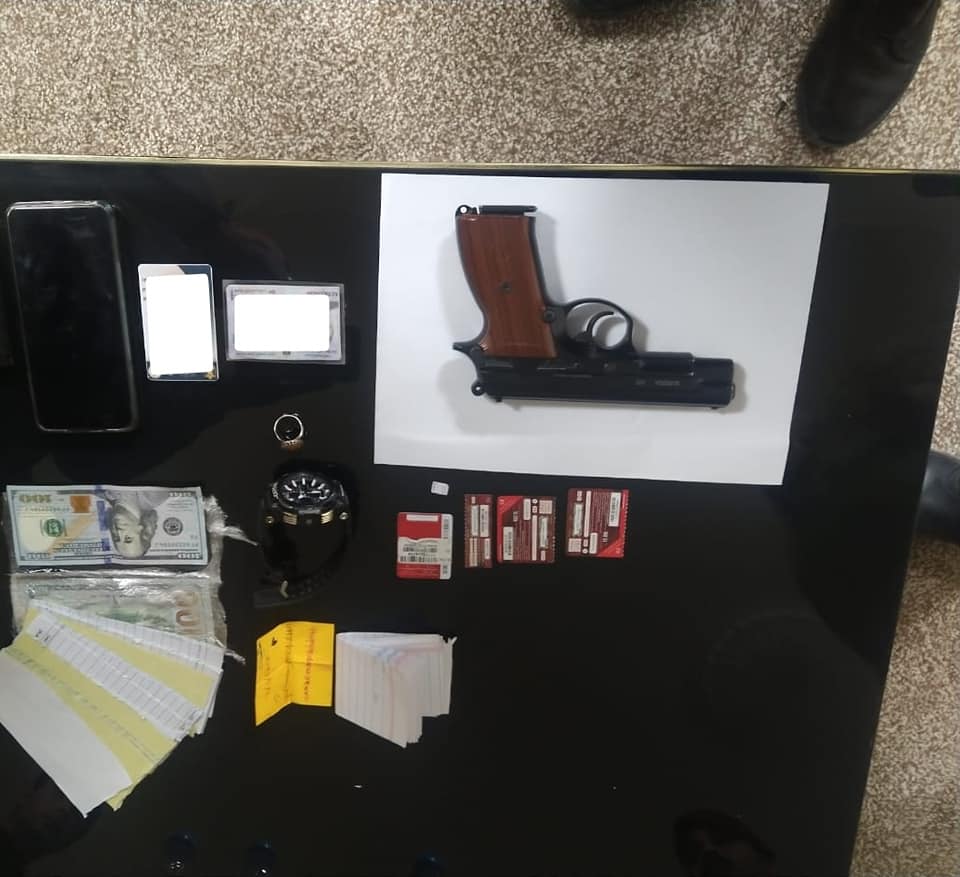 بغداد.. اعتقال محتال بحوزته رزم من "الدولار الليبي"