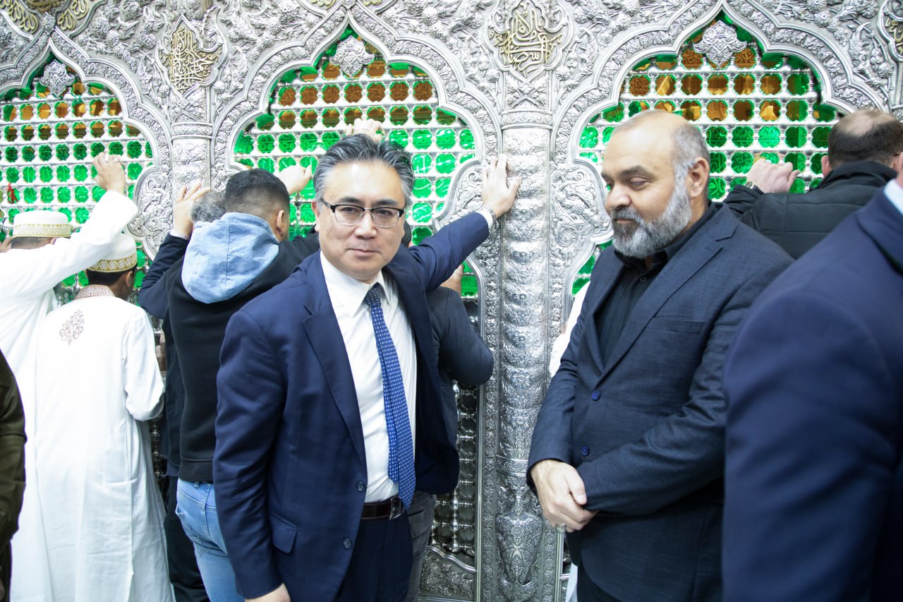 السفير الياباني الجديد يزور مرقد الامام الحسين (ع)