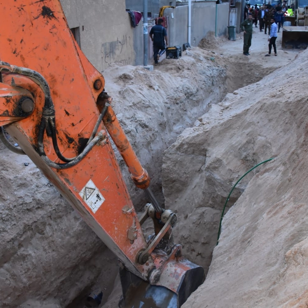 إنقاذ 4 عمال للصرف الصحي دفنوا أحياء في كربلاء (فيديو)