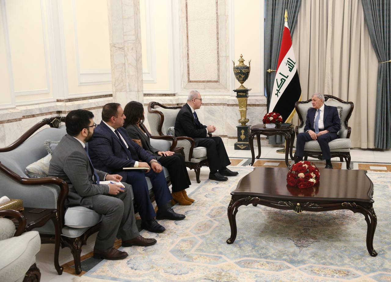 خلال استقباله وفد معهد السلام الأمريكي.. رئيس الجمهورية يؤكد قرب إقرار موازنة 2023