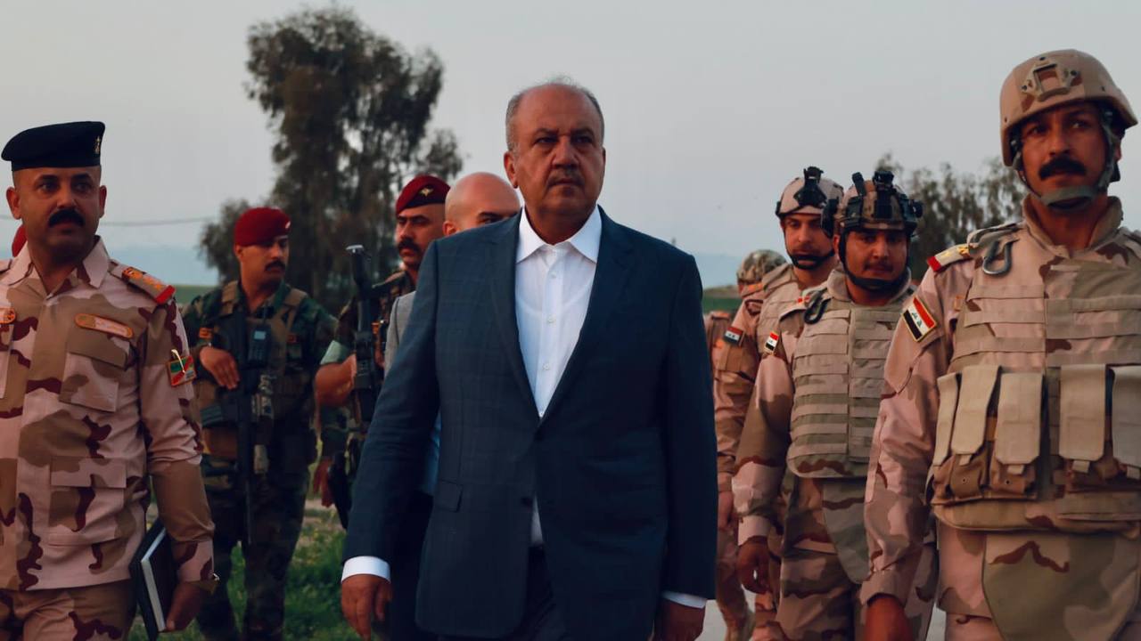 وزير الدفاع يعزل قائداً عسكرياً من منصبه بسبب التقصير