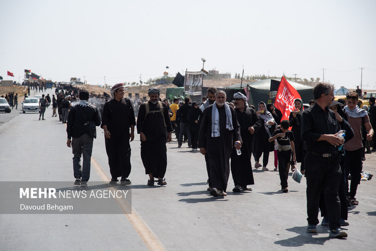 على غرار التجربة العراقية.. الإيرانيون يتوجهون لزيارة مرقد الامام الرضا (ع) مشياً على الاقدام (صور)