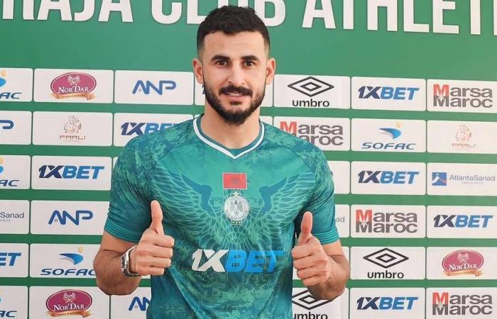 بعد 40 يوماً.. أيمن حسين يفسخ عقده مع الرجاء المغربي ويعود للقوة الجوية