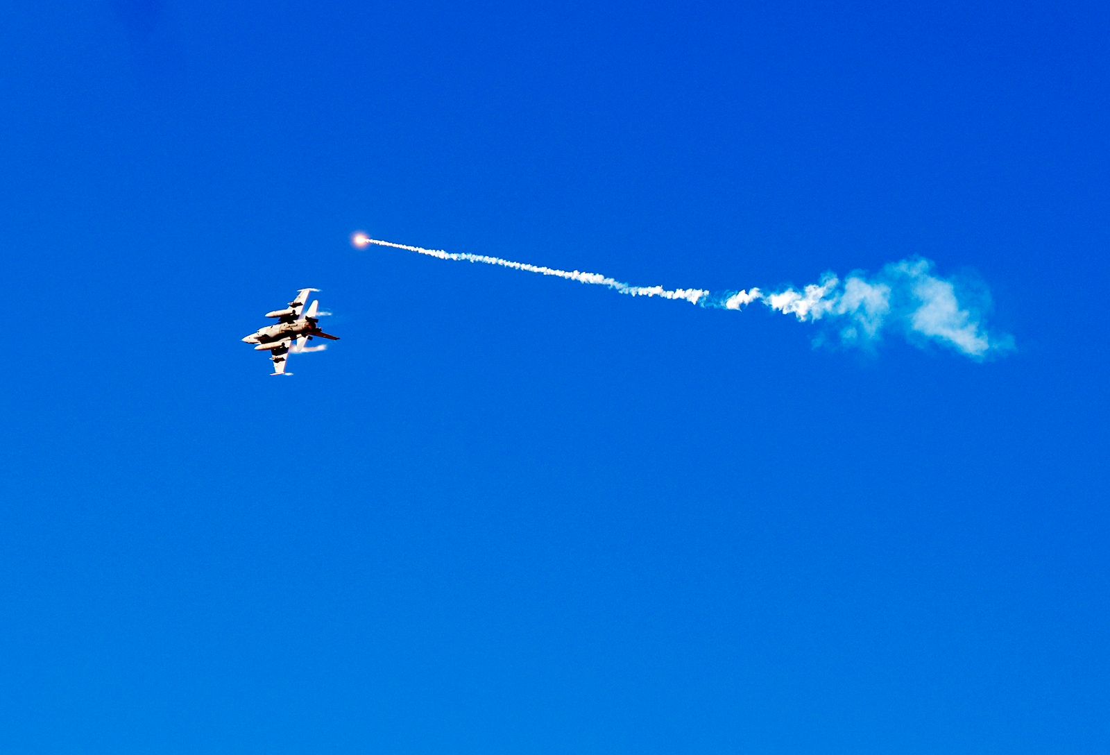 أمريكا تقصف "منشآت" شرقي سوريا