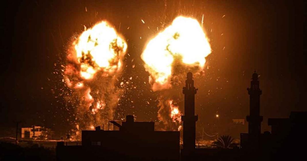 بالتزامن مع قصف عنيف.. انقطاع الاتصالات والانترنت عن غزة بشكل كامل