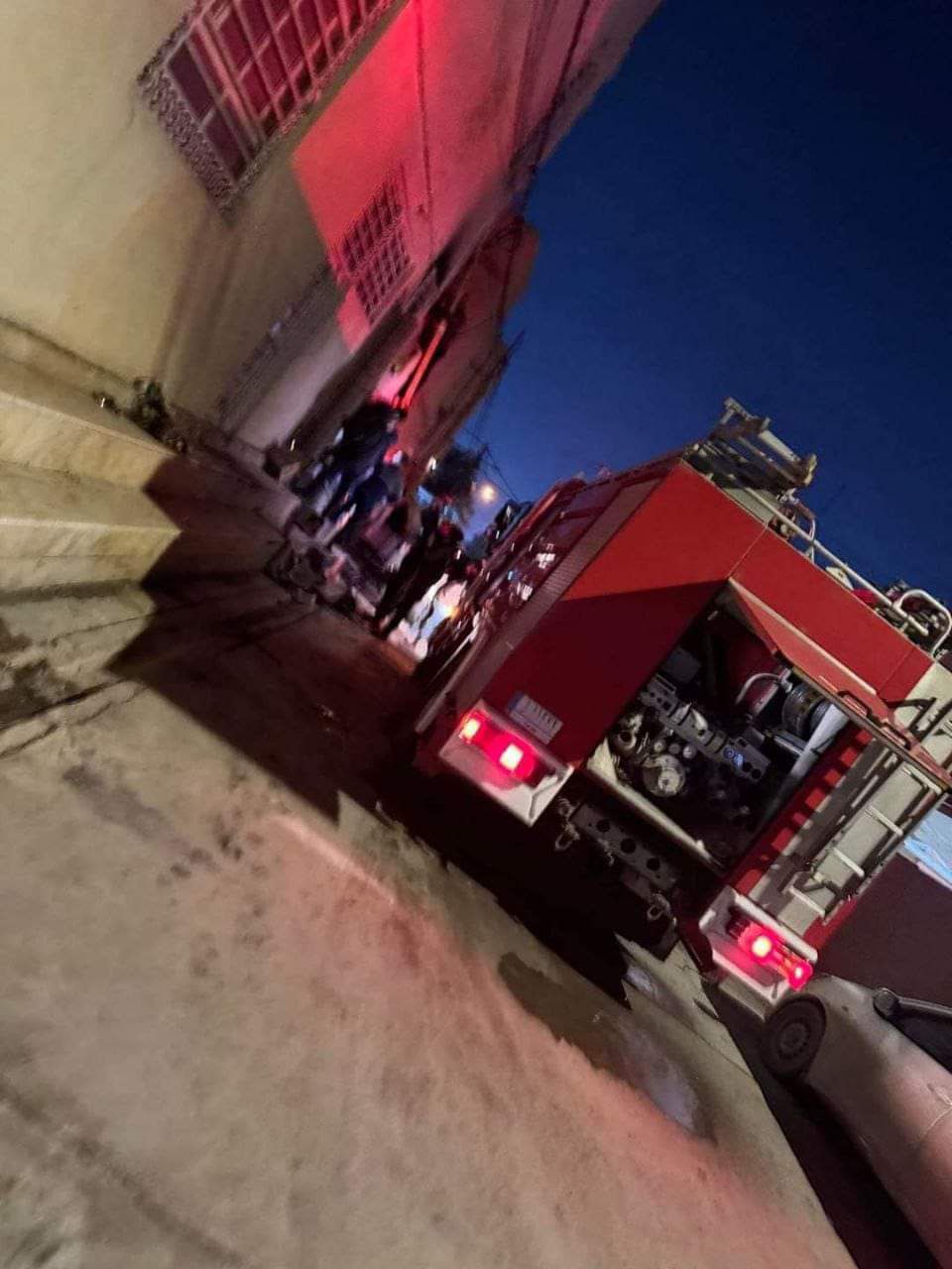 الدفاع المدني يكافح حريقا اندلع في مجمع سكني بالنجف