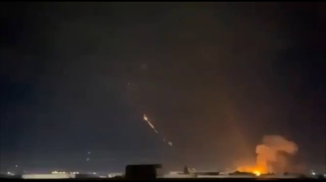 اجواء حرب في القائم.. صواريخ متطايرة رغم انتهاء القصف (فيديو)