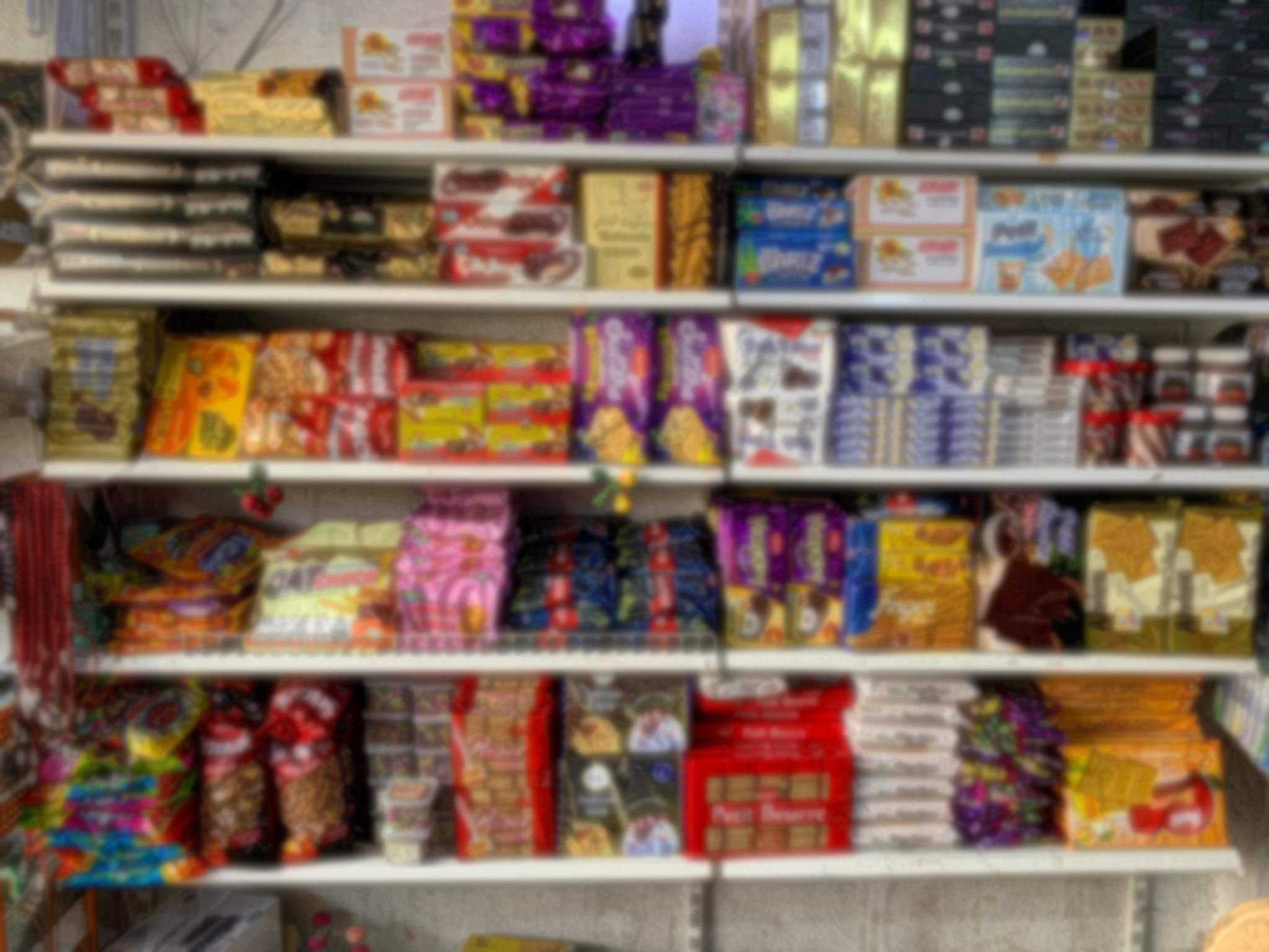 منتجات "الإكسباير" تغتال أسواق العراق بذريعة "التنزيلات"