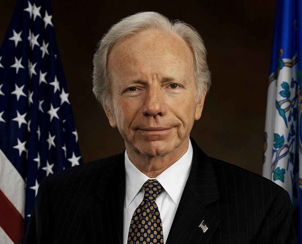 تعثّر في منزله.. وفاة "أبرز مؤيدي حرب العراق"