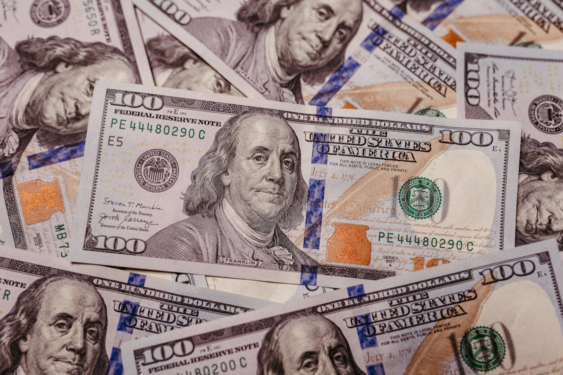 انخفاض طفيف بأسعار الدولار في العراق