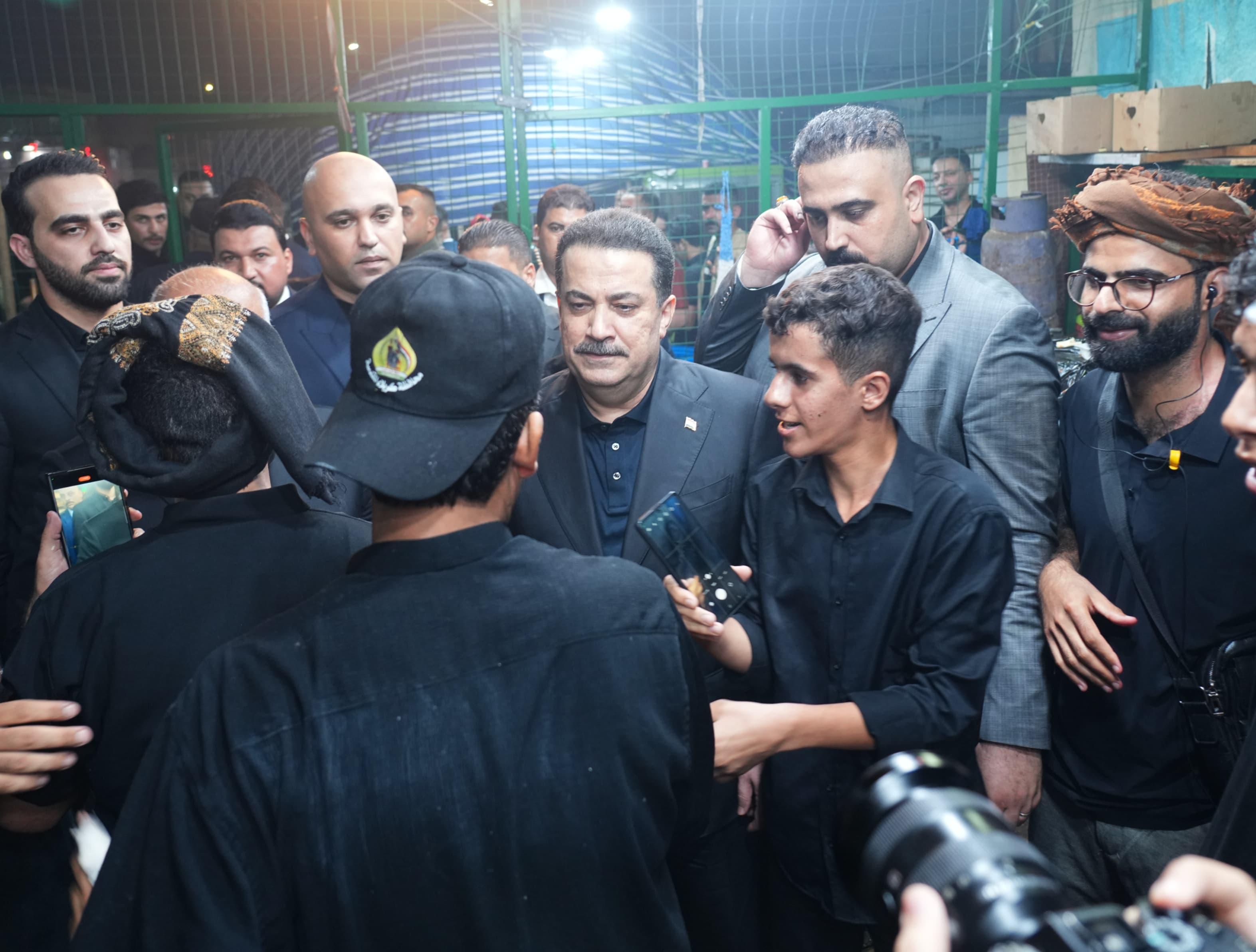 السوداني يتفقد المواكب الحسينية في مدينة كربلاء ويلتقي عدداً من الزائرين (فيديو)