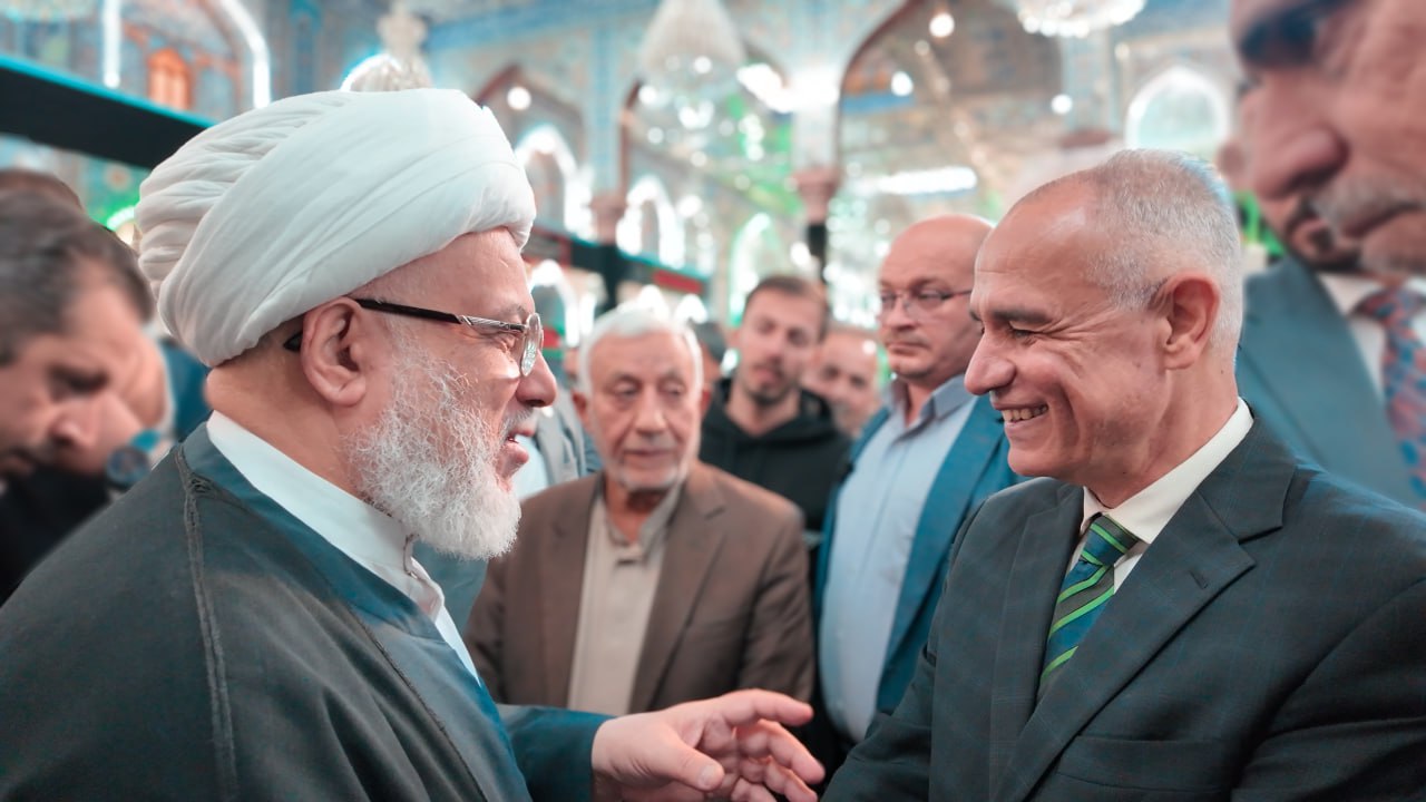 مسؤول بالامم المتحدة يشاهد الشيخ الكربلائي بموقع الصلاة وهو يقضي حوائج الناس (فيديو)