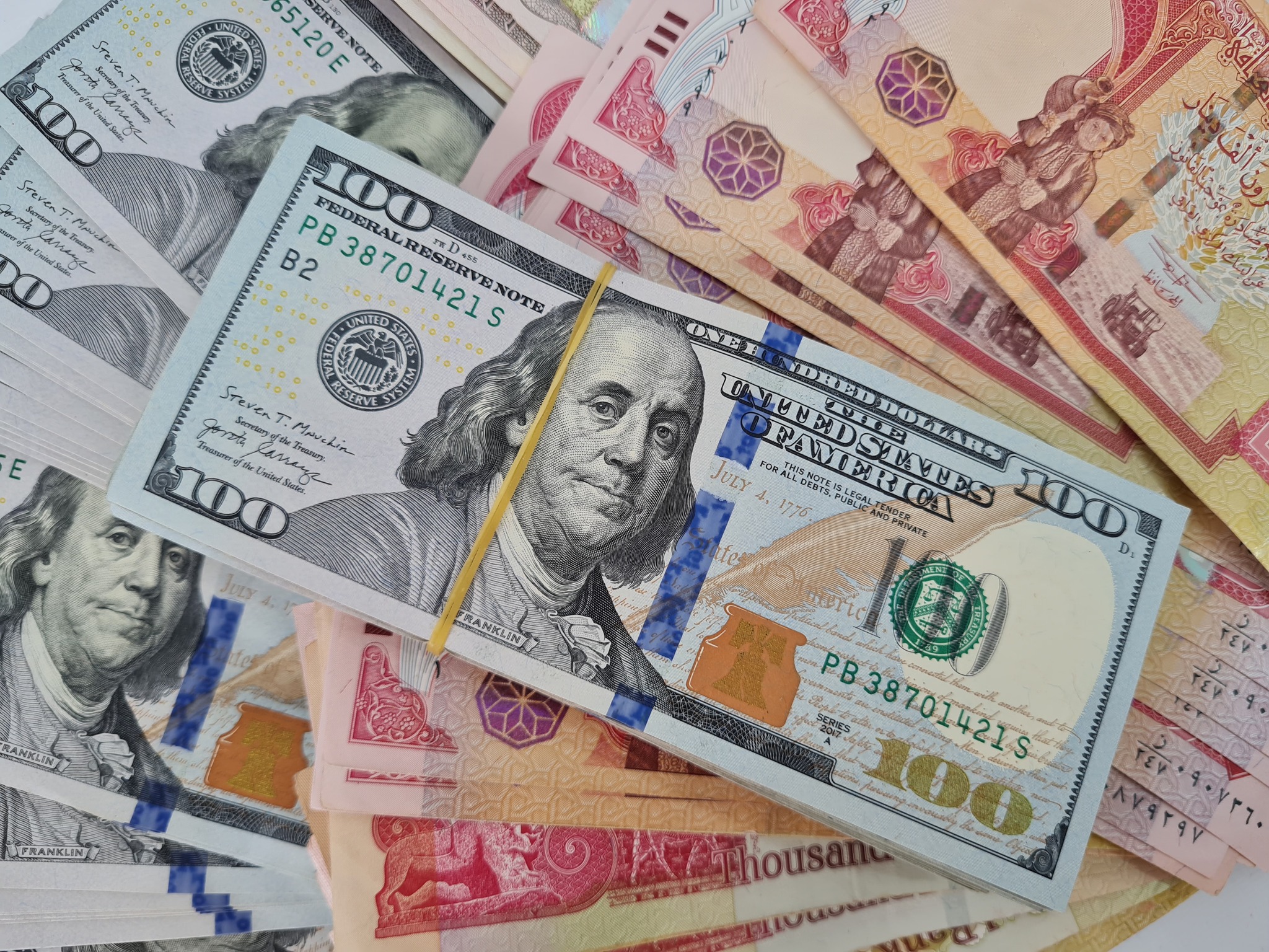 الدولار يواصل الانخفاض في أسواق العراق