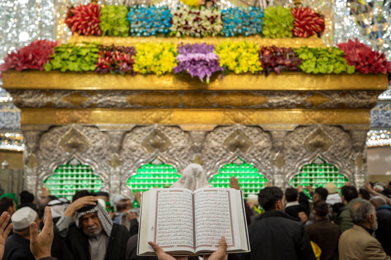 شاهد.. جموع المسلمين عند الإمام الحسين (عليه السلام) في ليلة مولده