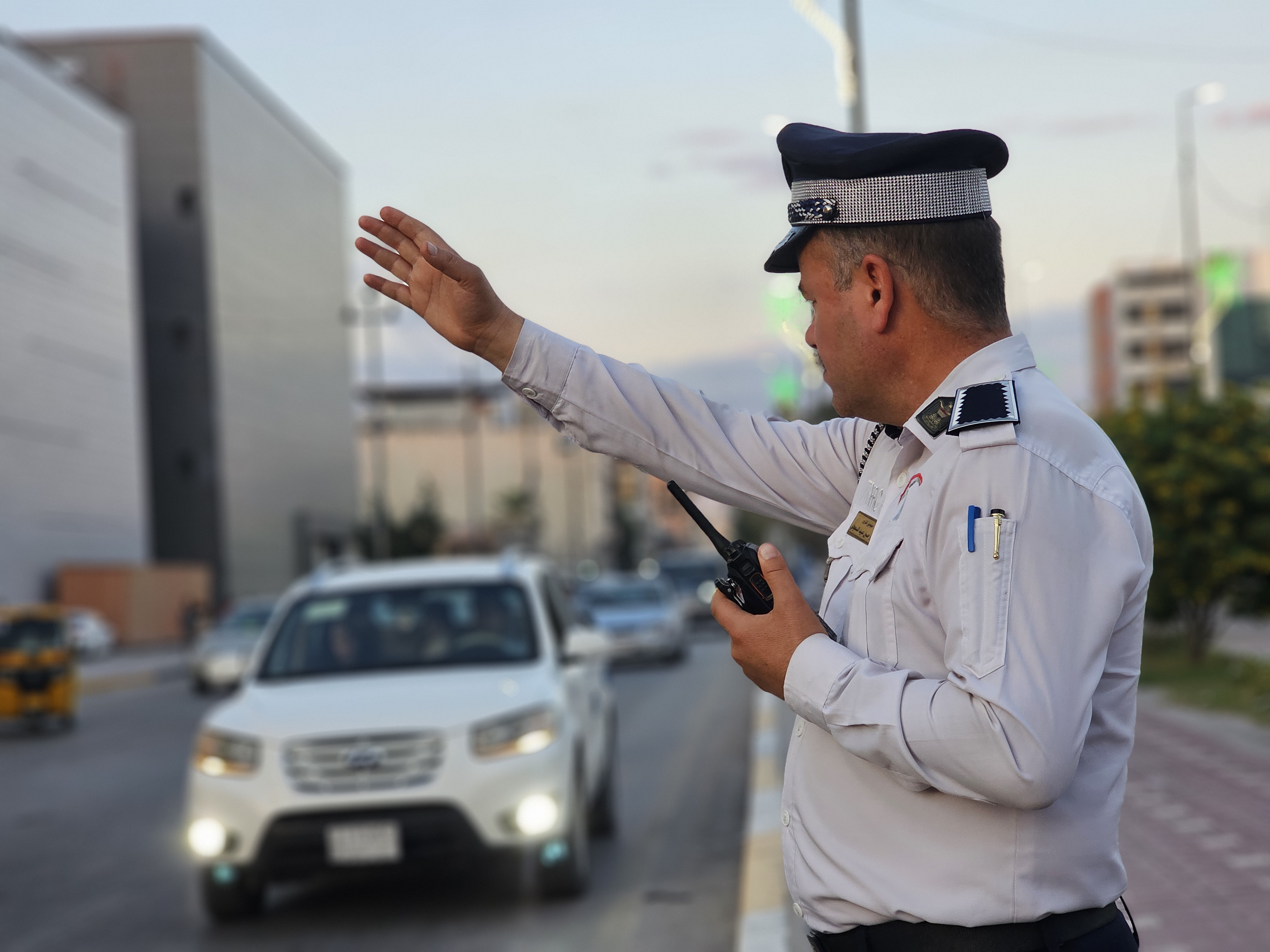 العقوبة أم تقديم النصح والإرشاد المروري ؟!