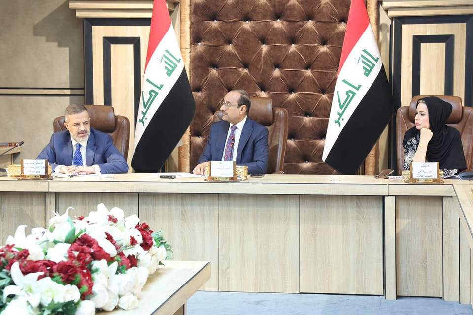 المالية النيابية "قلقة" من توقف إدراج المشاريع وترصد خللاً بتقدير الإيرادات غير النفطية