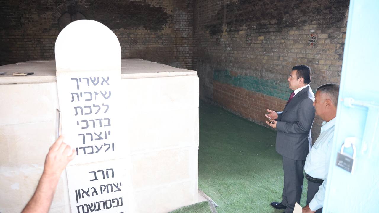 الاعرجي يزور قبر "خازن بيت المال" إسحاق جاؤون في بغداد