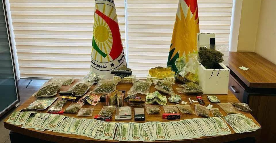 بحوزتهما كيلو من "الماريجوانا".. الإطاحة بمتاجريْن بالمخدرات في أربيل