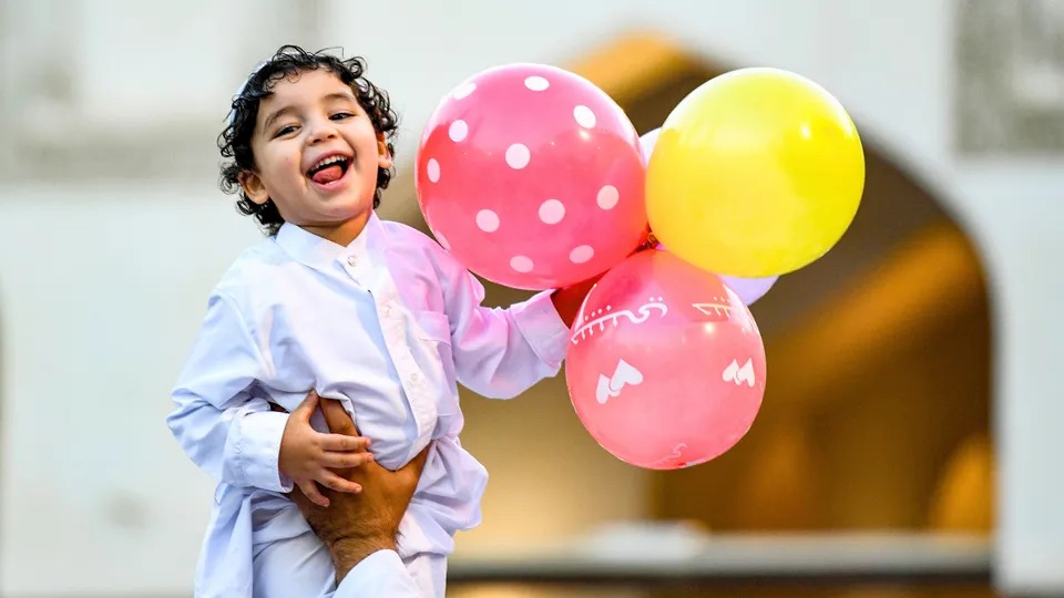 "فرحةُ العيدِ وحكايةُ الحلاقِ"