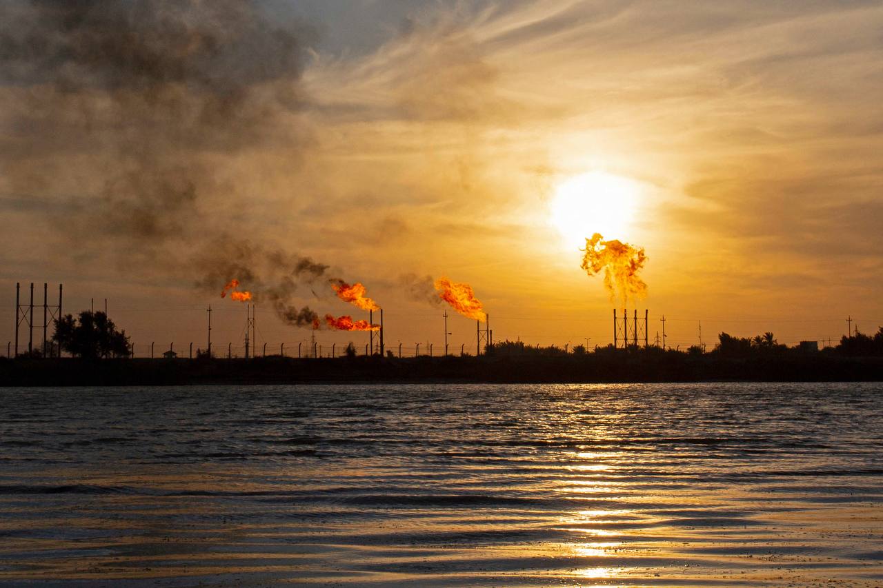 النفط ينخفض ويتجه لتسجيل خسائر للأسبوع الثاني توالياً