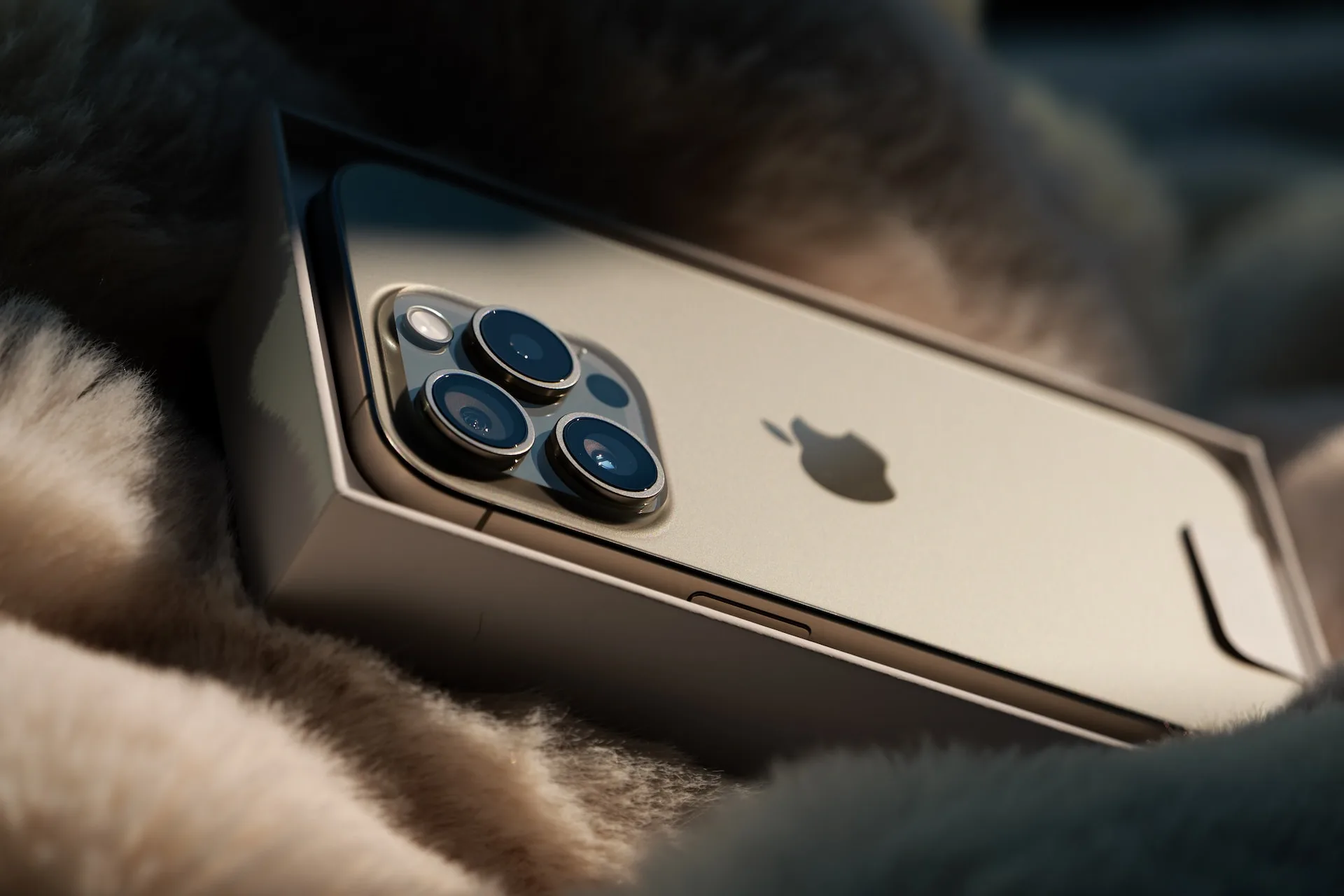 رسوم ترامب تُزلزل عرش آبل.. سعر "آيفون" قد يرتفع إلى 3500 دولار