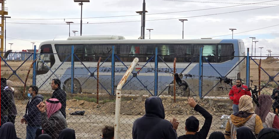 ترافقها مدرعات أميركية.. نحو 900 من عوائل داعش تغادر "مخيم الهول" باتجاه العراق (صور)