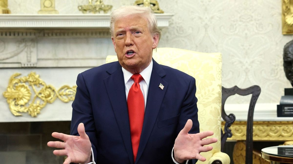 ترامب: إيران تماطل في التفاوض بسبب التعامل مع أغبياء من بلادنا