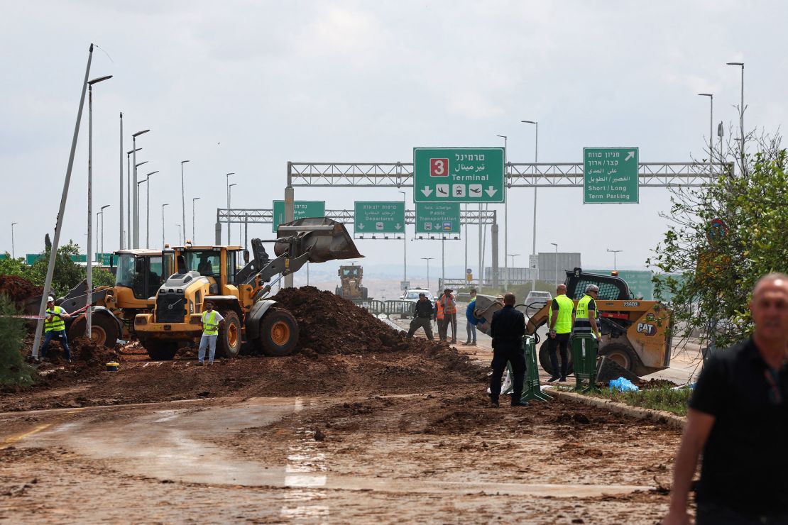 اليمنيون يعلنون استهداف مطار بن غوريون بصاروخ باليستي