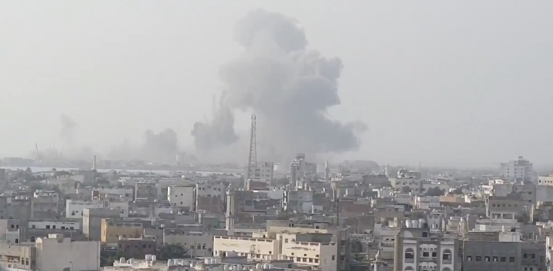 غارات إسرائيلية تستهدف موانئ الحديدة ورأس عيسى والصليف في اليمن (فيديو)