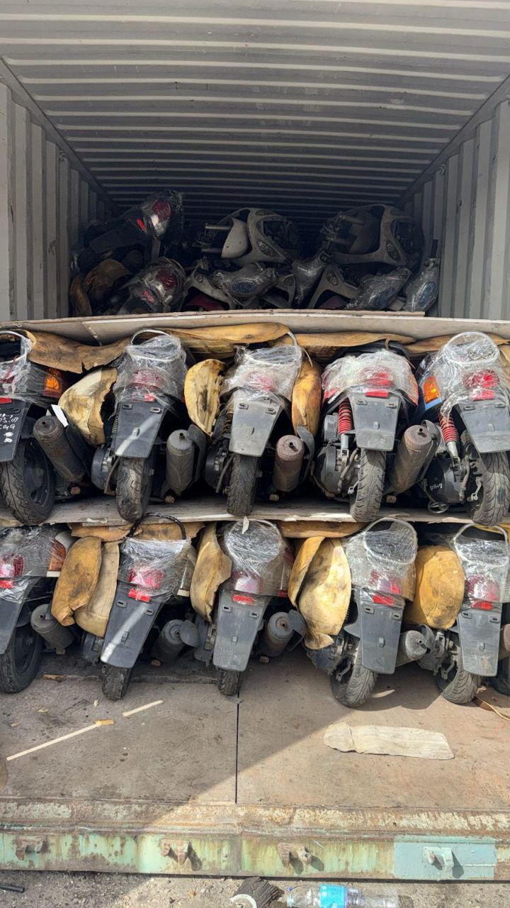 ضبط 7 حاويات تحتوي (دراجات نارية) معدة للتهريب في ميناء أم قصر