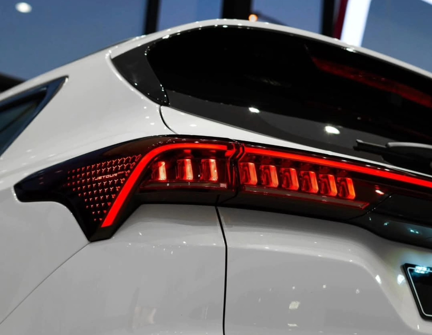 الجمارك تصدر توضيحاً بشأن سيارات "الهايبرد" والكهربائية