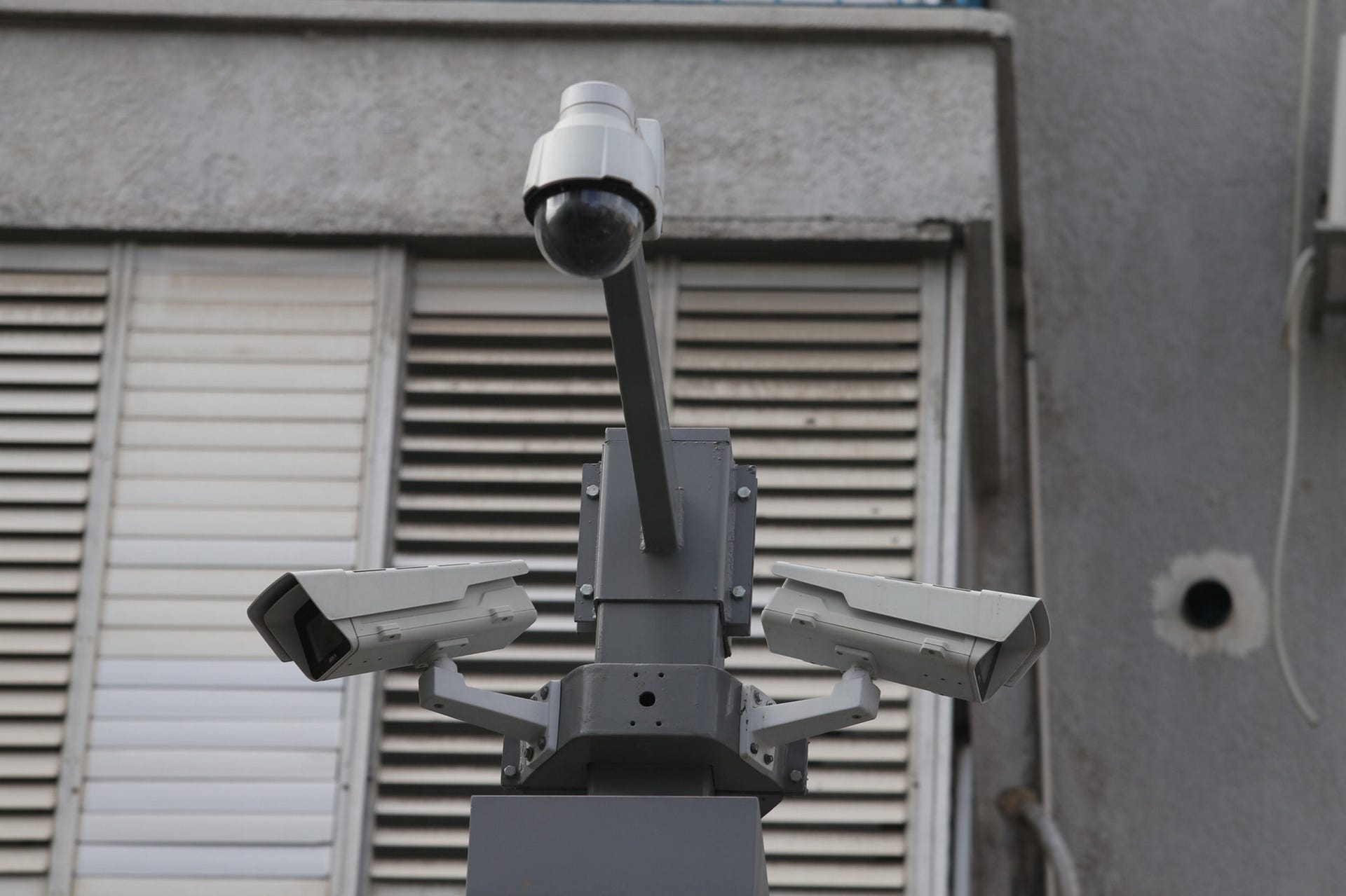 "بلومبيرغ" تكشف عن اختراق إيران لكاميرات المراقبة في "إسرائيل"