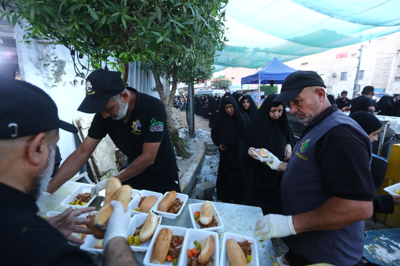 مع اشتداد الزخم البشري.. كربلاء تنشر موائد الطعام بانواع مختلفة لملايين الزائرين (صور)