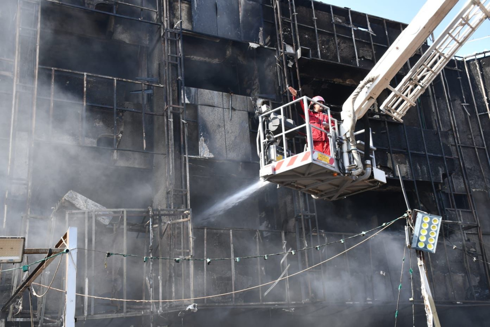 بغداد.. حريق في مبنى تجاري بمنطقة جميلة