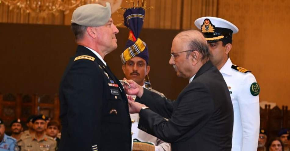 بالتزامن مع زيارة بزشكيان.. باكستان تكرّم قائد الهجوم الأمريكي على إيران