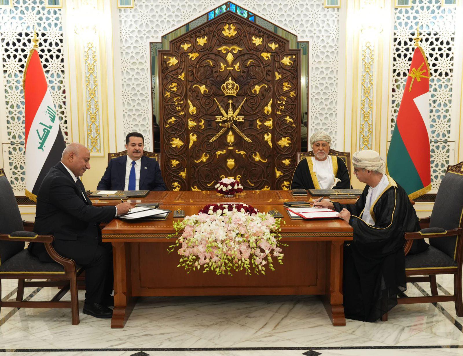 من بينها إنشاء مدينة ذكية في كربلاء.. العراق وسلطنة عمان يوقعان اتفاقيتين و24 مذكرة تفاهم مشتركة