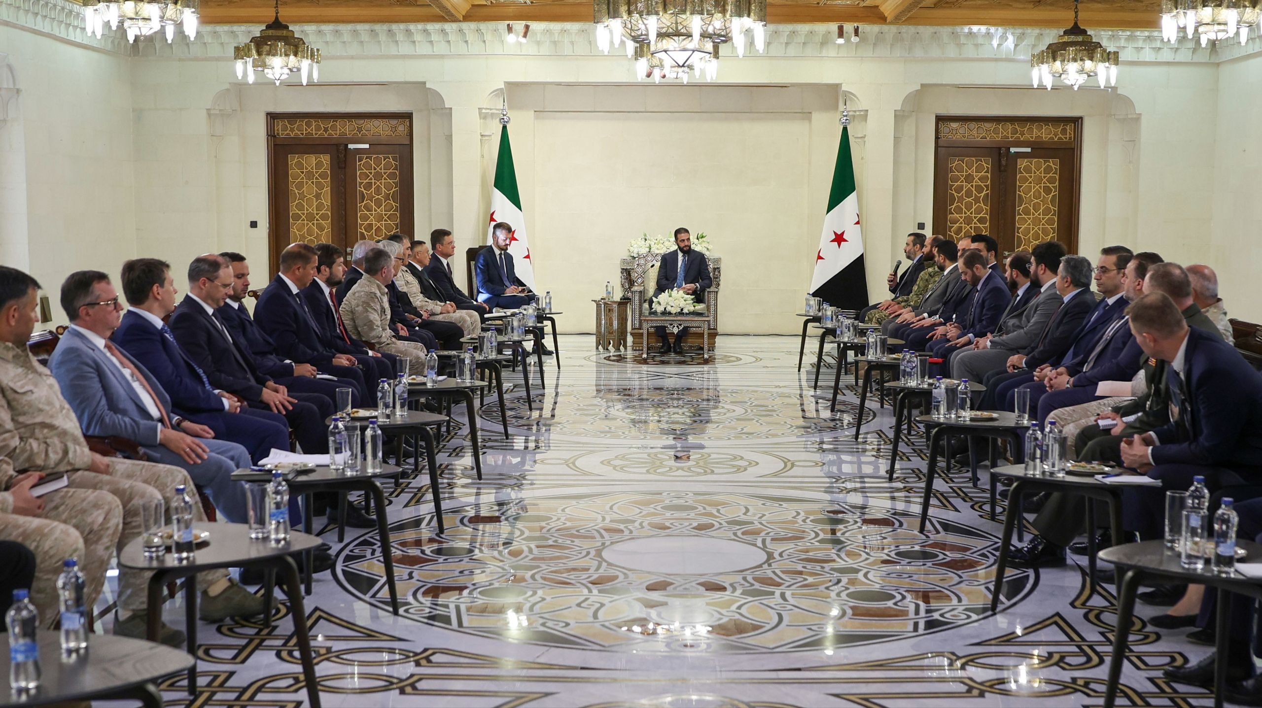 وفد روسي رفيع يجتمع مع "الجولاني" في دمشق (صور)